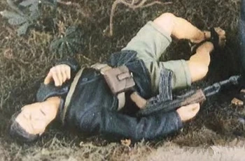 Escala 1/35 Resina Figura do Modelo de Kit de Soldados Mortos na Guerra do Vietnã GK Estátua de Auto-Montagem sem pintura e Brinquedos de DIY Humanóide