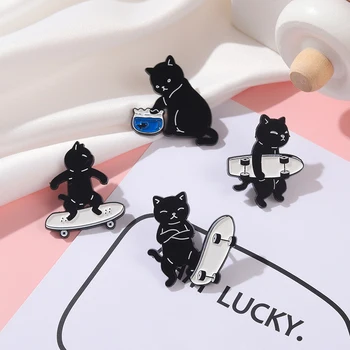 Gato dos desenhos animados com Skate Esmalte Broche Engraçado Black White Kitty Mew Mew Jeans Pin de Lapela Bolsa de Moda Emblema da Jóia de Presente para Amigo